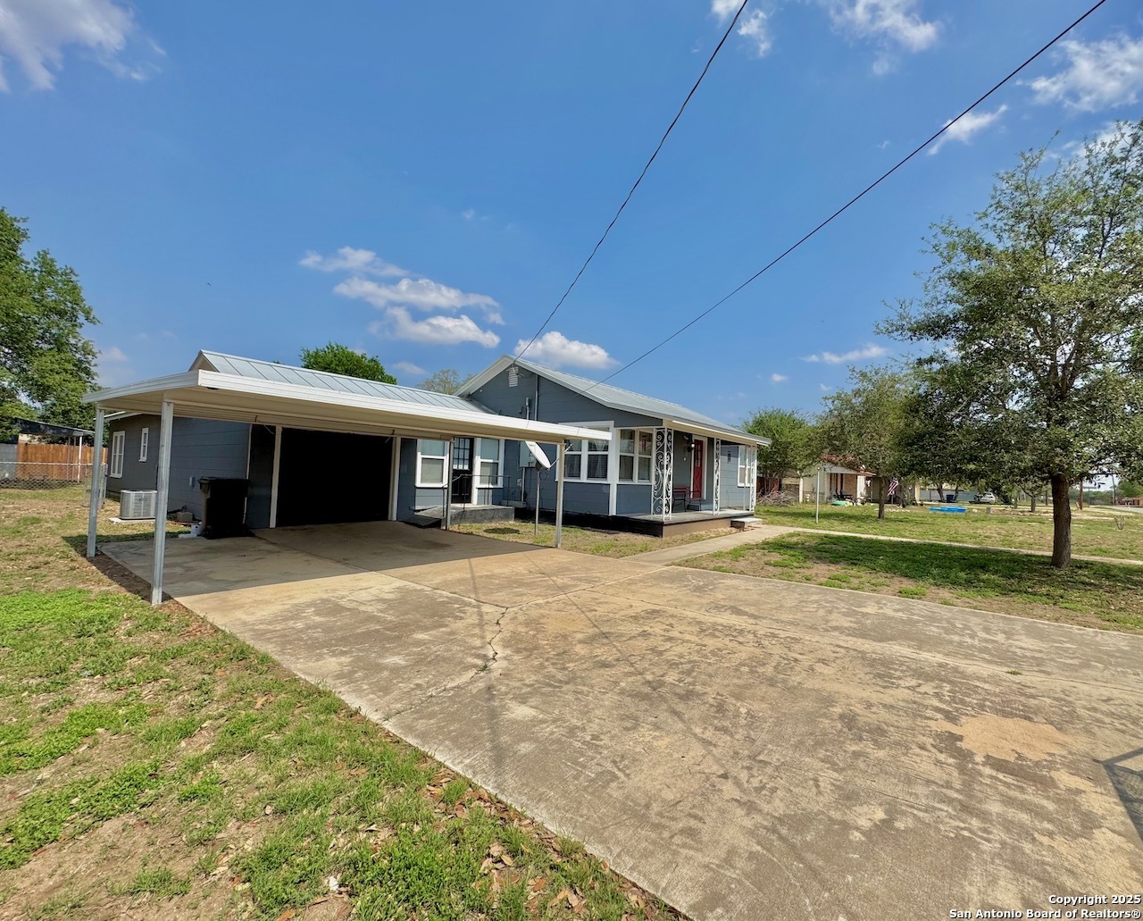 710 W Hondo Devine TX 78016
