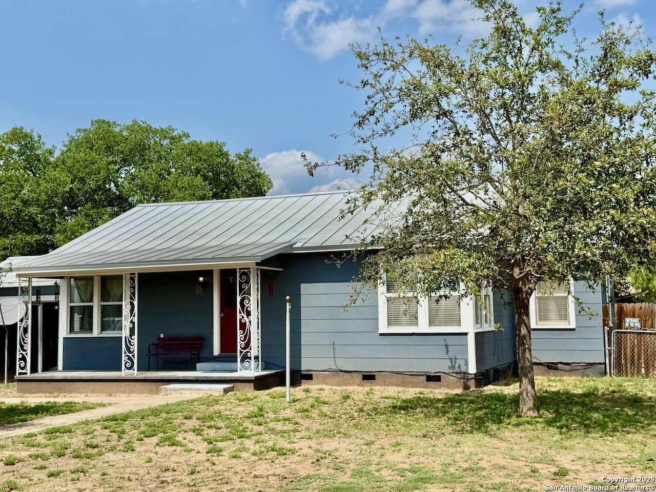 710 W Hondo Devine TX 78016