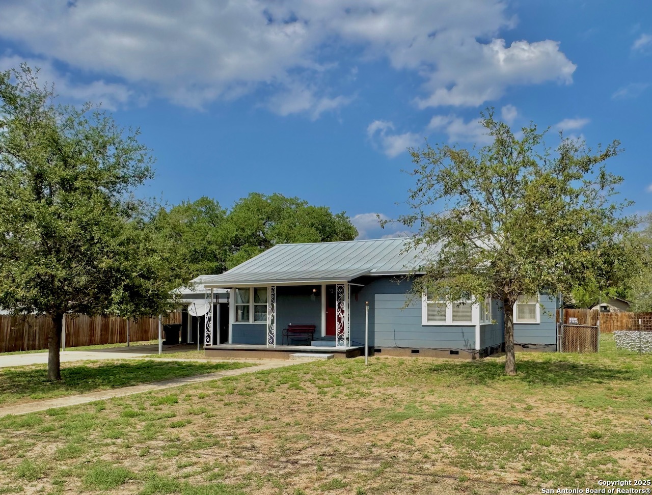 710 W Hondo Devine TX 78016