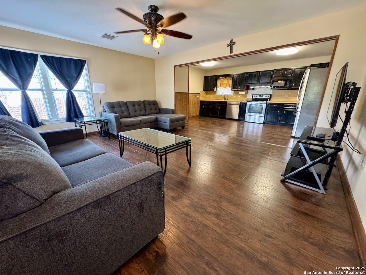 710 W Hondo Devine TX 78016