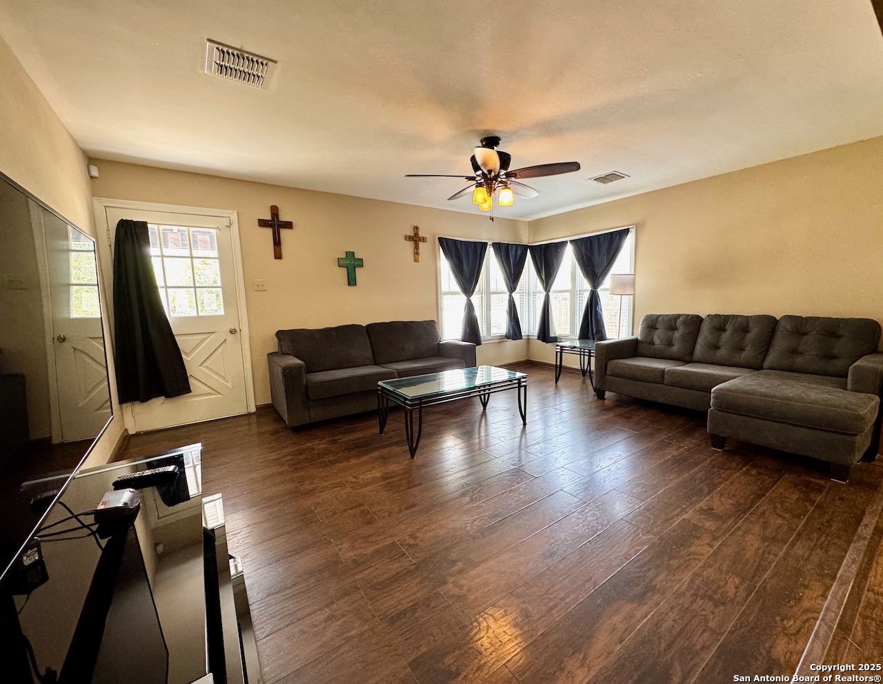 710 W Hondo Devine TX 78016