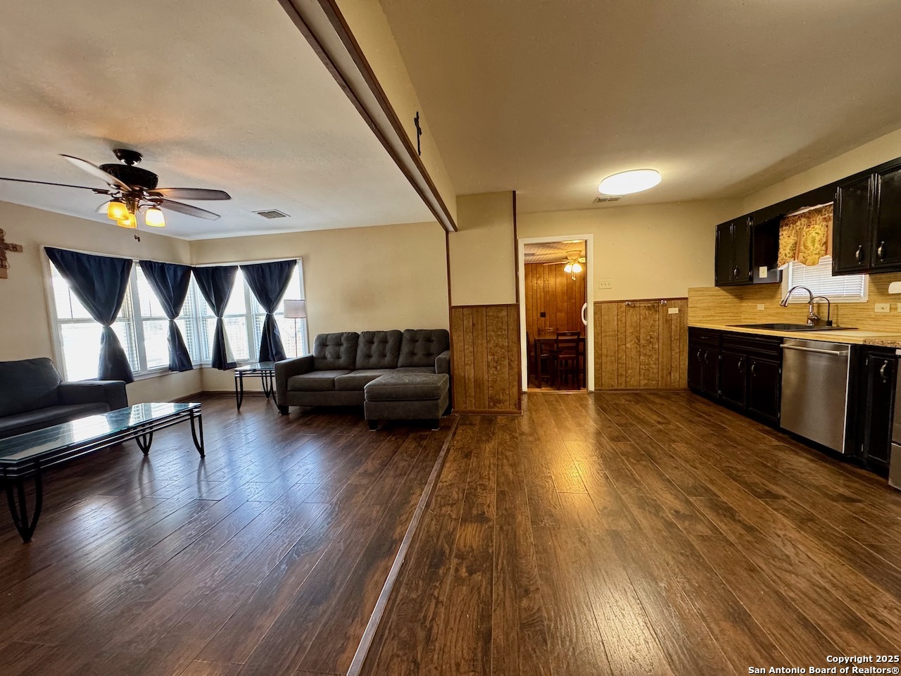 710 W Hondo Devine TX 78016