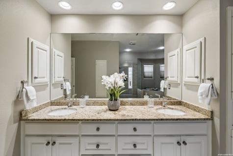 2215 Blackoak Bend San Antonio TX 78248