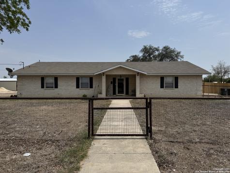 314 Us Highway 57 La Pryor TX 78872