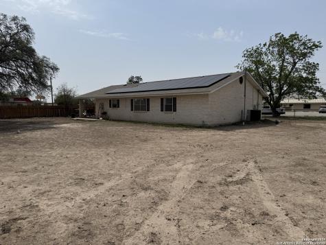 314 Us Highway 57 La Pryor TX 78872