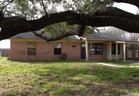 1531 W Goodwin Street Pleasanton TX 78064