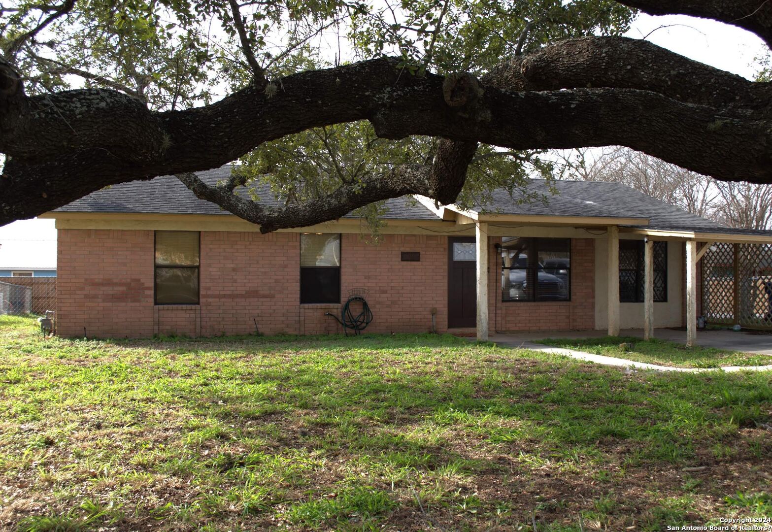 1531 W Goodwin Street Pleasanton TX 78064