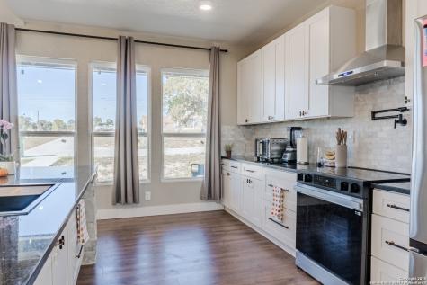 732 Lake Valley La Vernia TX 78121