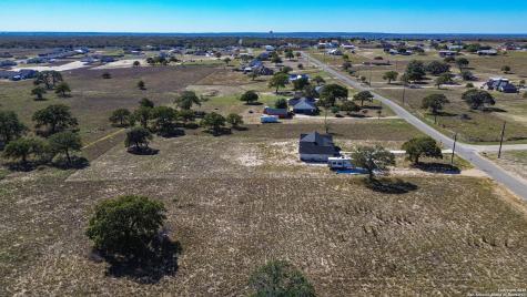 732 Lake Valley La Vernia TX 78121