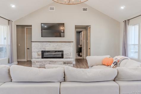 732 Lake Valley La Vernia TX 78121