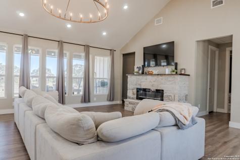 732 Lake Valley La Vernia TX 78121