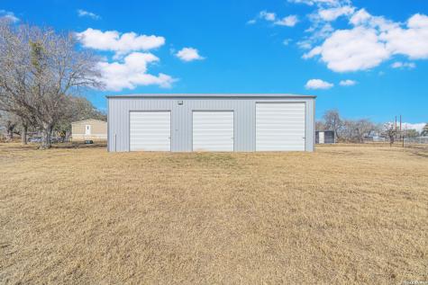 18065 County Road 163 Elmendorf TX 78112