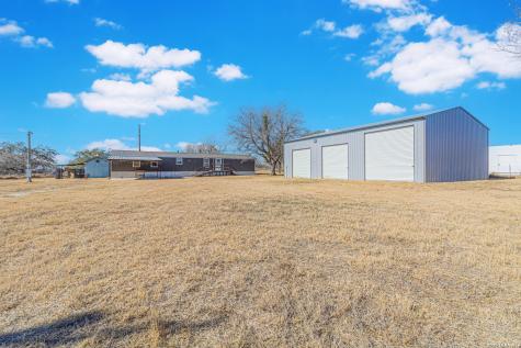 18065 County Road 163 Elmendorf TX 78112
