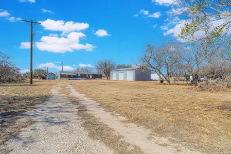 18065 County Road 163 Elmendorf TX 78112