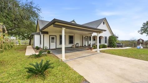 226 Broken Arrow Floresville TX 78114