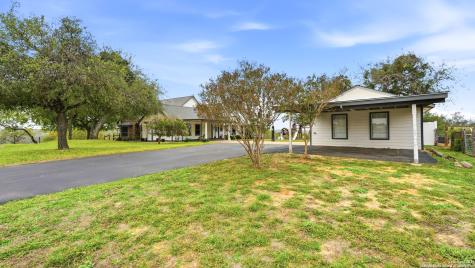 226 Broken Arrow Floresville TX 78114