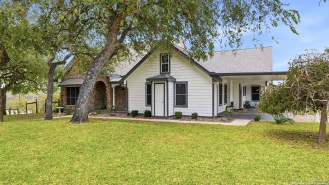 226 Broken Arrow Floresville TX 78114
