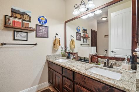 137 Fairway Drive Floresville TX 78114