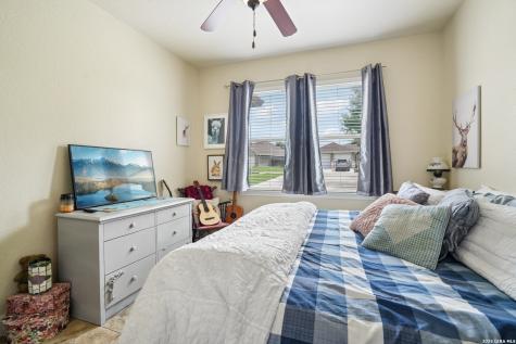 137 Fairway Drive Floresville TX 78114