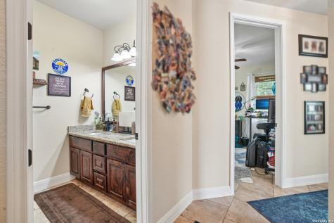 137 Fairway Drive Floresville TX 78114
