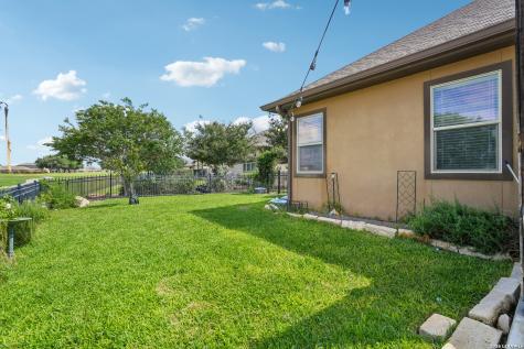 137 Fairway Drive Floresville TX 78114
