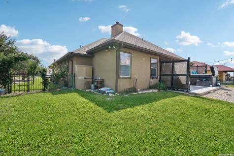 137 Fairway Drive Floresville TX 78114
