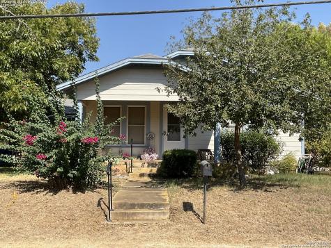1415 E Street Floresville TX 78114