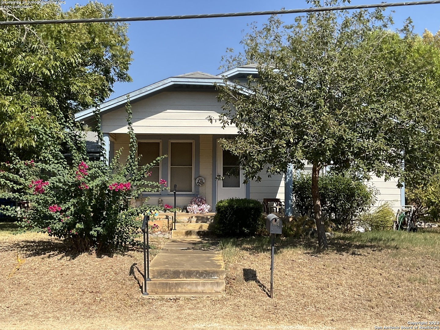 1415 E Street Floresville TX 78114
