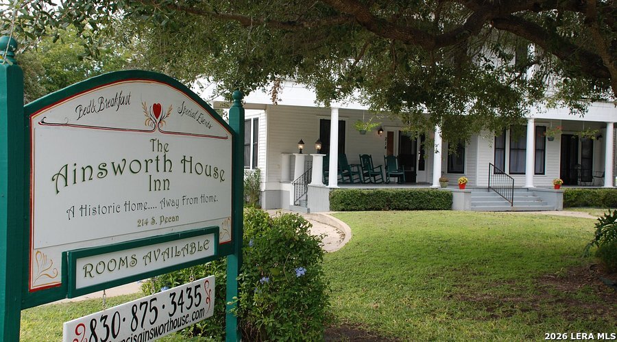 214 S Pecan Avenue Luling TX 78648