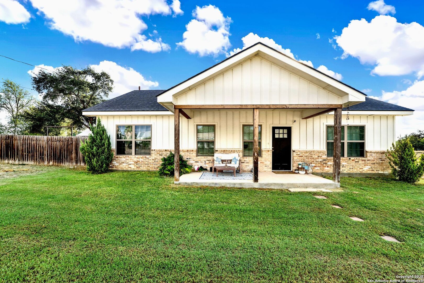 1301 Avenue H Hondo TX 78861
