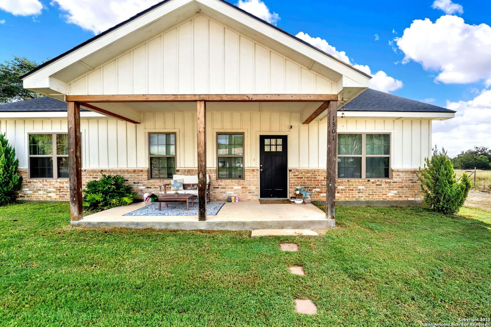1301 Avenue H Hondo TX 78861