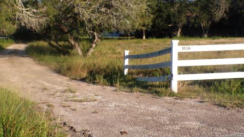 1036 Hilltop Road Beeville TX 78102