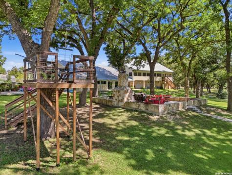 626 Camino Del Rancho Concan TX 78838