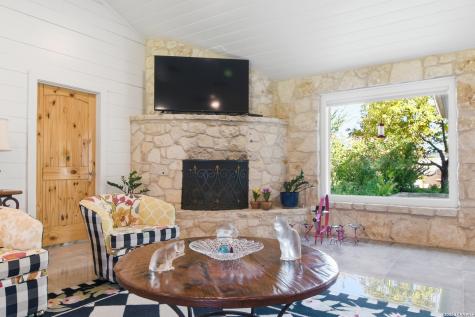 626 Camino Del Rancho Concan TX 78838