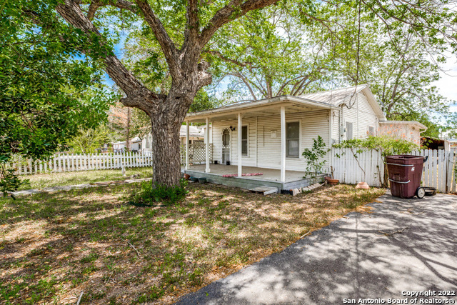 406 Vienna Street Castroville TX 78009