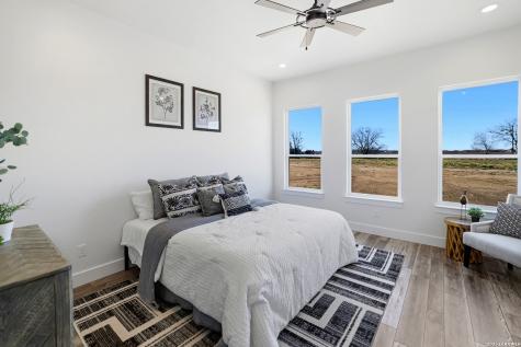 202 Octaburg Seguin TX 78155