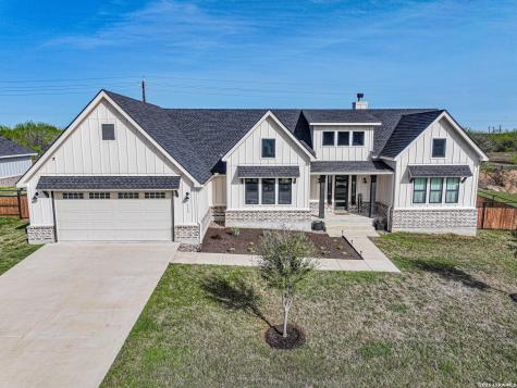 112 W Magnolia La Vernia TX 78121