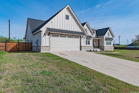 112 W Magnolia La Vernia TX 78121