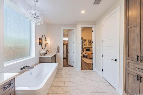 112 W Magnolia La Vernia TX 78121