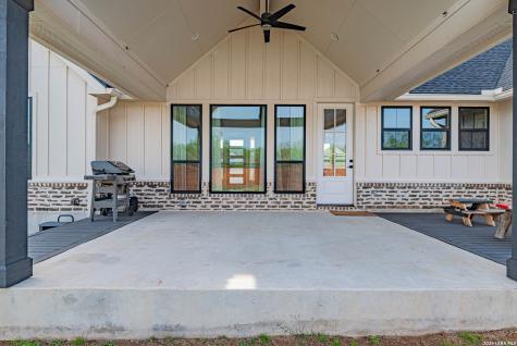 112 W Magnolia La Vernia TX 78121