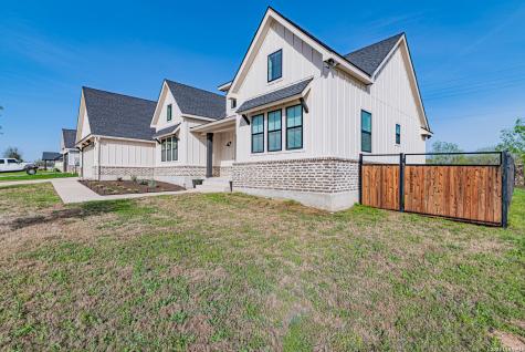 112 W Magnolia La Vernia TX 78121