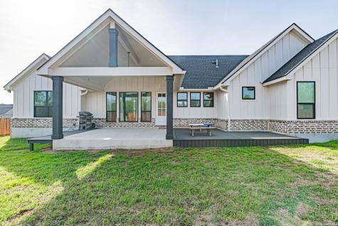 112 W Magnolia La Vernia TX 78121