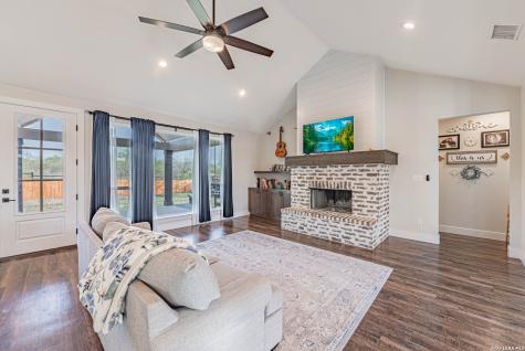 112 W Magnolia La Vernia TX 78121