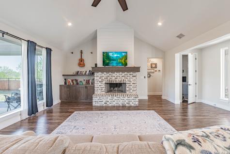 112 W Magnolia La Vernia TX 78121