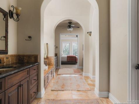 810 Garraty Hill Terrell Hills TX 78209
