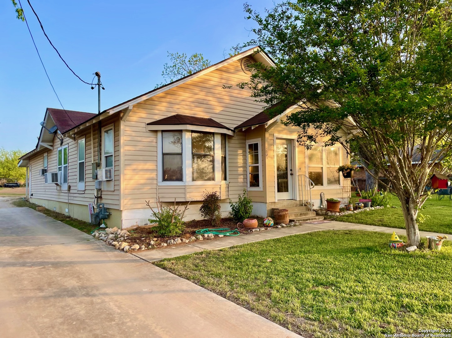 1805 B Street Floresville TX 78114