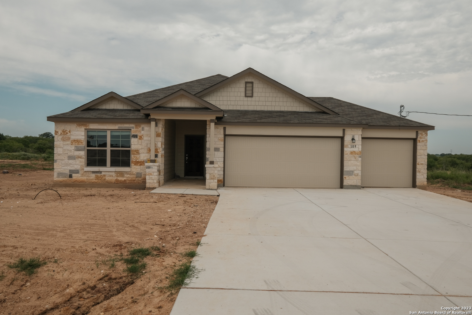 109 Calgary Drive Floresville TX 78114