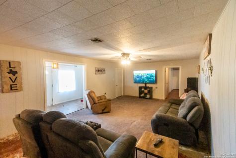 4843 N Fm 1436 La Pryor TX 78872
