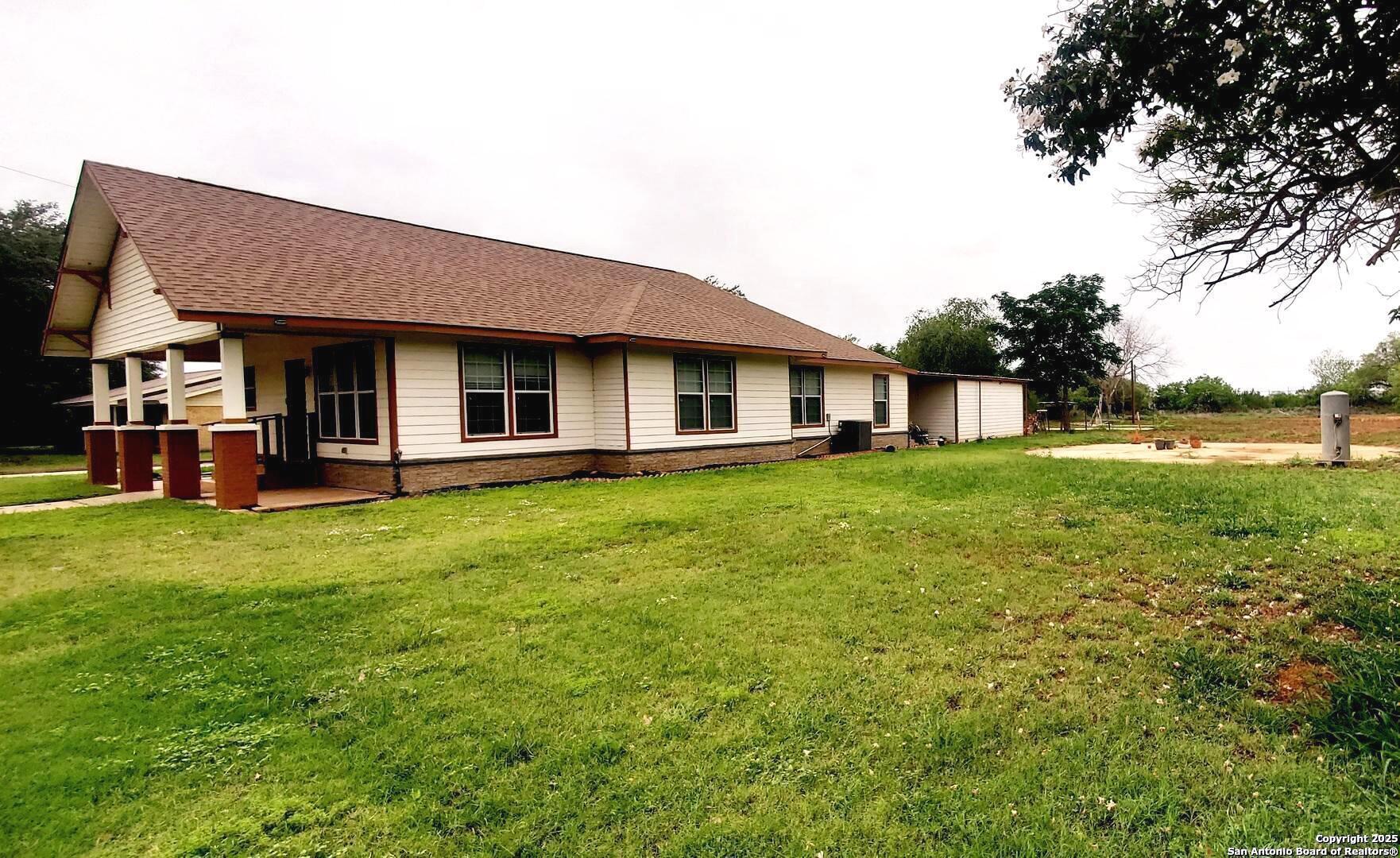 1121 N Oak Pearsall TX 78061