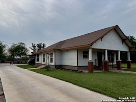 1121 N Oak Pearsall TX 78061